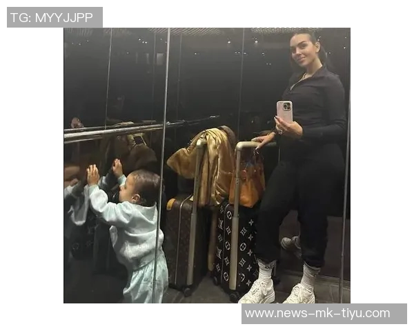 乔治娜分享迷你罗家族正装照颁奖礼上全家齐聚显温馨气氛