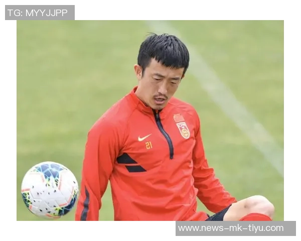 姜至鹏强行阻止主裁判出牌引发争议广东省港杯点球判罚引发热议