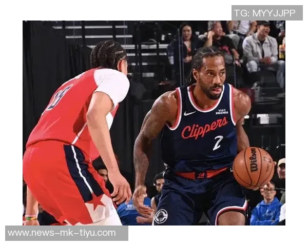 莱昂纳德生涯得分突破15000分快船三节惨遭对手压制落后32分